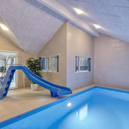 בית נופש Lovely In With Sauna *