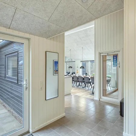 בית נופש Lovely In With Sauna *